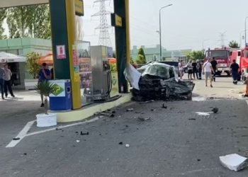 Aksident, përplasen 3 makina, goditet tabela e karburantit