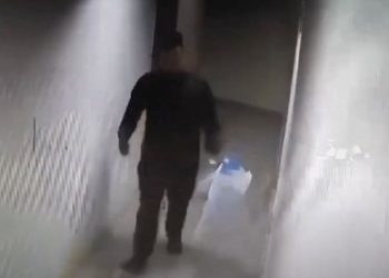 Pamje të rënda nga Greqia/ Momenti kur babai mbante në dorë qesen me foshnjen brenda (VIDEO)