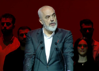 Rama në Athinë: Shqiptarët nuk janë më të leckosur. Disa u çuditën, të tjerë thanë se nuk duhet të vija