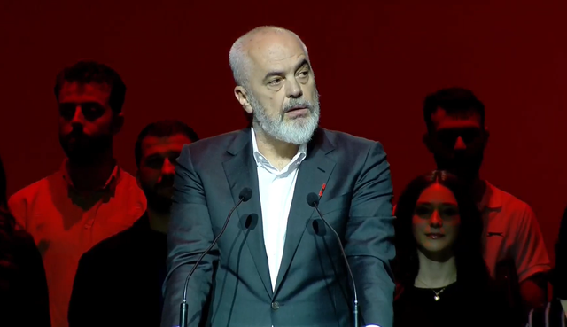 Rama në Athinë: Shqiptarët nuk janë më të leckosur. Disa u çuditën, të tjerë thanë se nuk duhet të vija