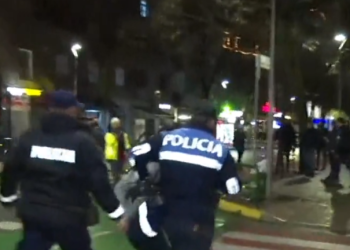 Çmenduri në Vlorë, policët rrahin barbarisht të riun që i parakaloi me biçikletë