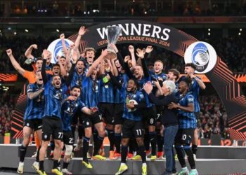 Moment historik/ Kapiteni Berat Gjimshiti ngre trofeun e Europa League (VIDEO)