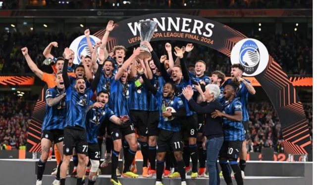 Moment historik/ Kapiteni Berat Gjimshiti ngre trofeun e Europa League (VIDEO)