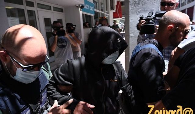 Kokaina në konteinerët me karkaleca, momenti kur dërgohen në prokurori 4 të arrestuarit në Greqi, dy prej tyre shqiptarë (FOTO)