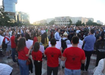 Projektligji për surrogacinë, protestë e madhe në Tiranë: Po shkatërroni familjen!