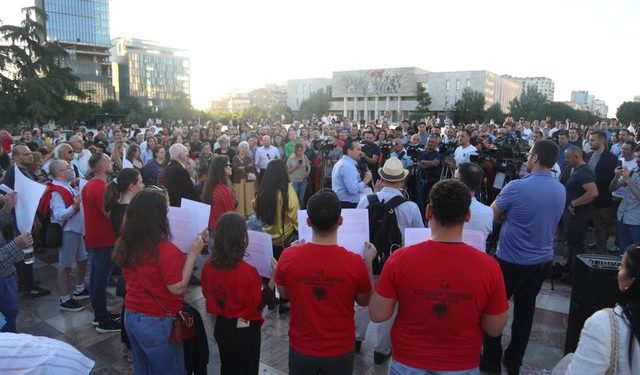 Projektligji për surrogacinë, protestë e madhe në Tiranë: Po shkatërroni familjen!