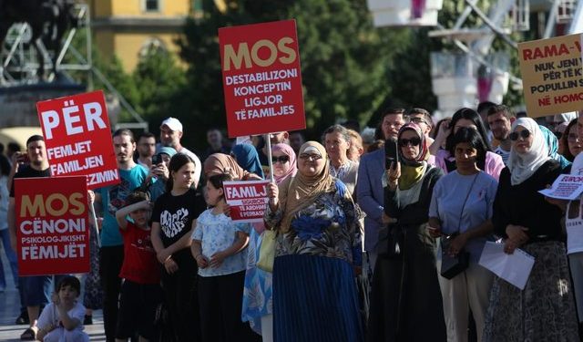 “Zot, familje, komb”, protesta kundër ligjit për nënat surrogate, fëmijë e të rritur me pankarta: Familja është e shenjtë!