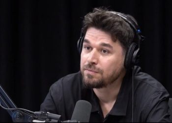 Alban Skënderaj rrëfen udhëtimin 20 orësh drejt Italisë në 97-ën: U prish timoni dhe anija u mbyt (VIDEO)