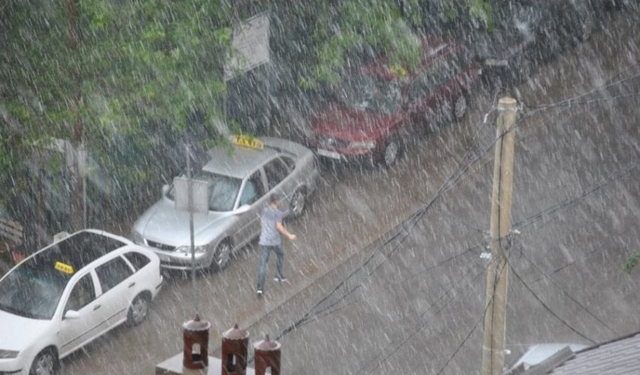 Stuhi dhe vetëtima, shihni ç’ndodh në Tiranë (VIDEO)
