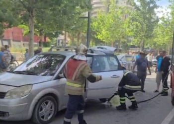 Makina merr flakë në lëvizje, shpëtojnë mrekullisht pasagjerët