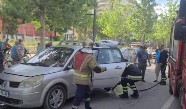 Makina merr flakë në lëvizje, shpëtojnë mrekullisht pasagjerët