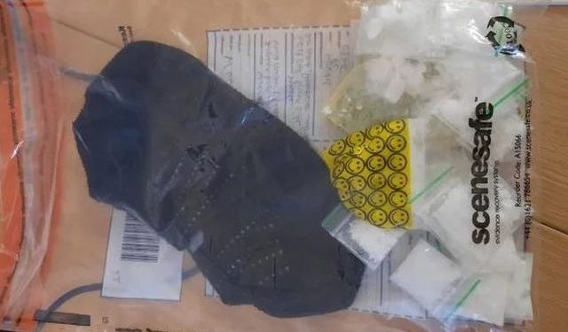 Fshehu drogë në çorape, shqiptari në Angli dënohet me tre vite burg (Emri)