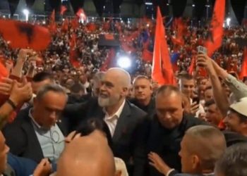 Pritje madhështore për Edi Ramën në stadiumin e Athinës (VIDEO)