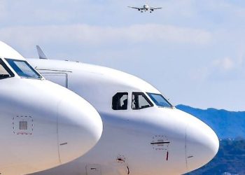 Pasagjeri preu damarët, avioni bën ulje të detyruar në Rinas