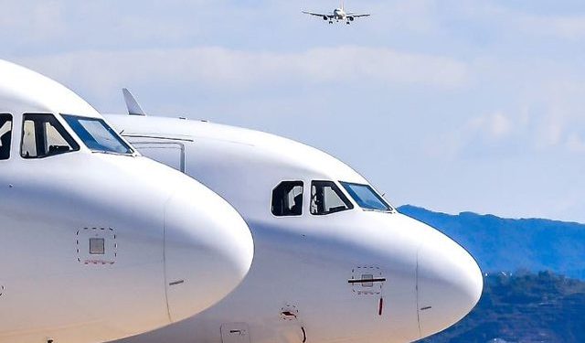 Pasagjeri preu damarët, avioni bën ulje të detyruar në Rinas