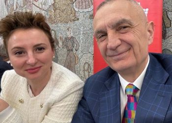 Urdhri i çuditshëm i Metës: Në çdo kat të selisë dua nga një foto të Erisa Xhixhos