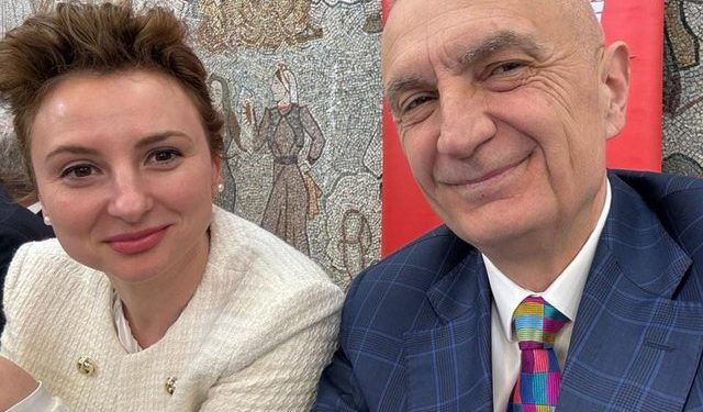 Urdhri i çuditshëm i Metës: Në çdo kat të selisë dua nga një foto të Erisa Xhixhos