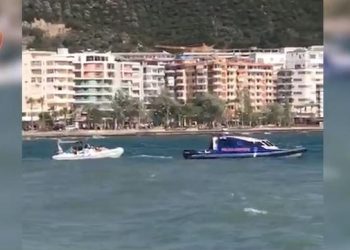 Bllokohet skafi në det, shpëtohen 11 turistë në Vlorë (VIDEO)