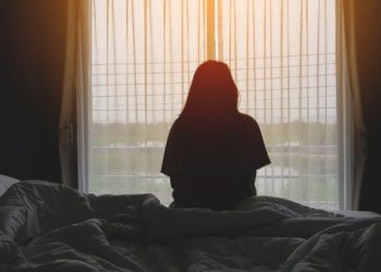 E rëndë në Greqi/ Çifti deh me alkol 19-vjeçaren, e reja përdh*nohet nga burri, ndërsa gruaja e filmon!