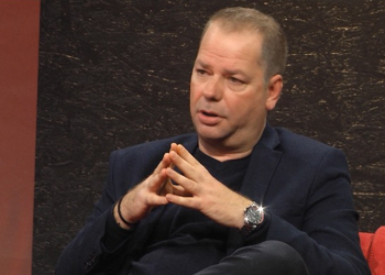 Zyrtari i PD-së së Bashës: Kujt i krekosesh ti në mes të Athinës? Greqia priti shqiptarët e pangrënë dhe të paveshur