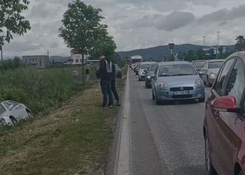 Aksident, makina e marrë me qira nga dy turistë përplas “Benzin”