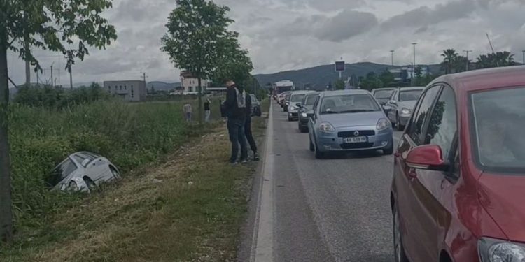 Aksident, makina e marrë me qira nga dy turistë përplas “Benzin”