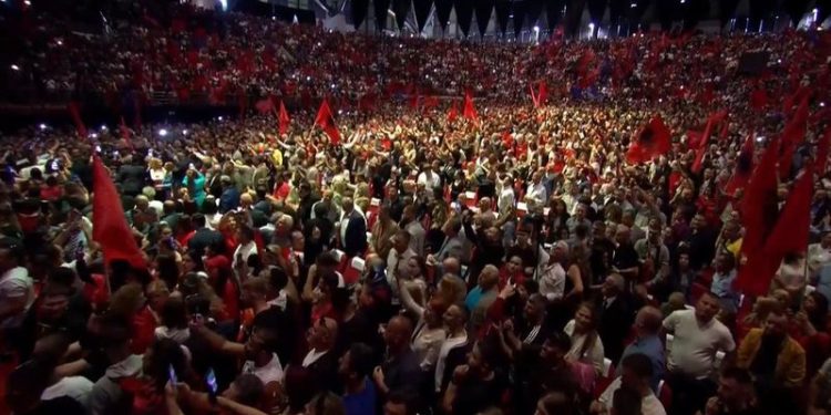 Shihni si pritet Rama në stadiumin e Athinës, takimi nis me himnin kombëtar (VIDEO)