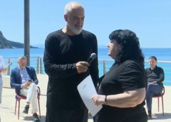 Vajza e Petro Markos në Himarë merr tapinë e shtëpisë: Më keni kthyer dinjitetin e familjes