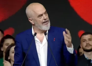 Rama porosi shqiptarëve në Itali: Nëse ju shohin shtrembër, ju shihini me kokën lart dhe u thoni “c’è qualcosa?”