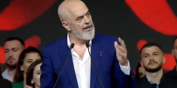 Rama porosi shqiptarëve në Itali: Nëse ju shohin shtrembër, ju shihini me kokën lart dhe u thoni “c’è qualcosa?”