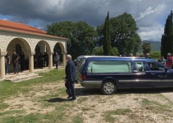 I jepet lamtumira çiftit fatkeq në Dropull, në varrim edhe vajza e birësuar