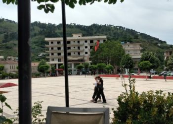 Shpopullimi i frikshëm/ Dy orë piva kafe në Delvinë dhe pashë gjithë e gjithë 10-15 vetë