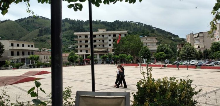 Shpopullimi i frikshëm/ Dy orë piva kafe në Delvinë dhe pashë gjithë e gjithë 10-15 vetë