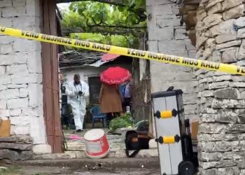 E rëndë në Dropull/ Çifti i bashkëshortëve gjendet i vdekur në banesë, ja dyshimet e para