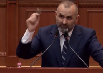 Ulsi Manja i “përvishet” Agron Shehajt: T’i pres veshët. Shteti do të duhet të merret seriozisht me ty, se je evazor dhe sponsorizon portale jo miqësore me Shqipërinë