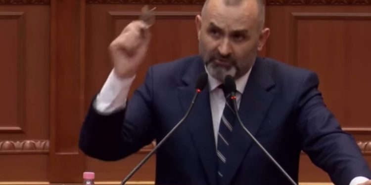 Ulsi Manja i “përvishet” Agron Shehajt: T’i pres veshët. Shteti do të duhet të merret seriozisht me ty, se je evazor dhe sponsorizon portale jo miqësore me Shqipërinë