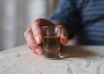 Gota e rakisë që kishte lënë mbi tavolinë, si shkoi policia në gjurmët e autorit të krimit makabër në Dropull