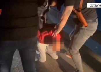 “Policia, mos lëviz…”, shihni si arrestohet i riu në Urën e Dragotit me furgonin me 30 klandestinë (VIDEO)