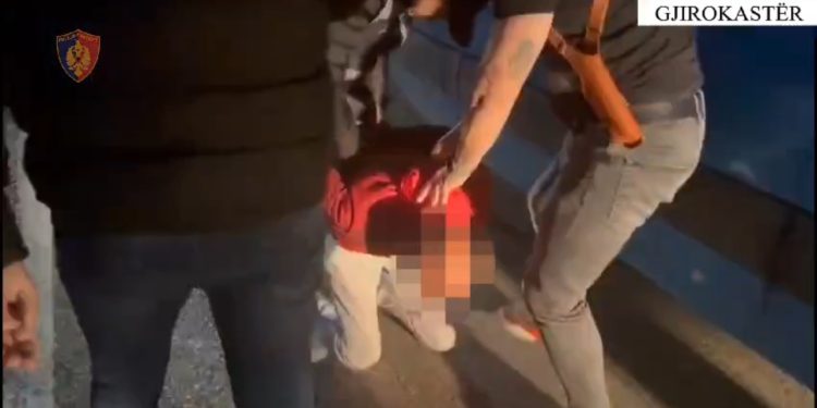 “Policia, mos lëviz…”, shihni si arrestohet i riu në Urën e Dragotit me furgonin me 30 klandestinë (VIDEO)