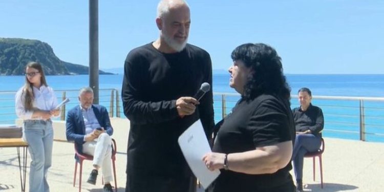 Vajza e Petro Markos merr nga Rama certifikatën e banesës së trashëguar: Më keni kthyer dinjitetin e familjes