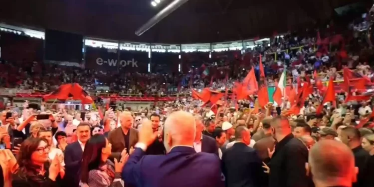 Mes brohorimave dhe duartrokitjeve, Rama pritet nga mijëra shqiptarë në pallatin e sporteve në Milano