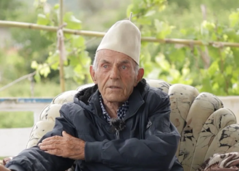 ‘E goditi me hanxhar në kokë’, i mbijetuari rrëfen pas 80 vitesh masakrën greke ndaj çamëve të Filatit (VIDEO)