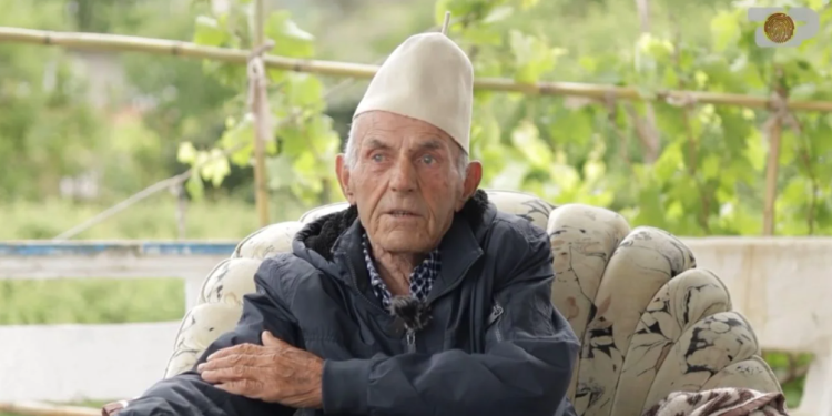 ‘E goditi me hanxhar në kokë’, i mbijetuari rrëfen pas 80 vitesh masakrën greke ndaj çamëve të Filatit (VIDEO)