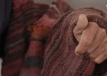 Masakrat greke ndaj shqiptarëve, i moshuari mban ende qilimin që e shpëtoi 80 vite më parë gjatë eksodit çam (VIDEO prekëse)