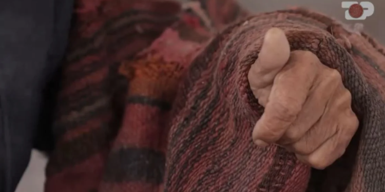Masakrat greke ndaj shqiptarëve, i moshuari mban ende qilimin që e shpëtoi 80 vite më parë gjatë eksodit çam (VIDEO prekëse)