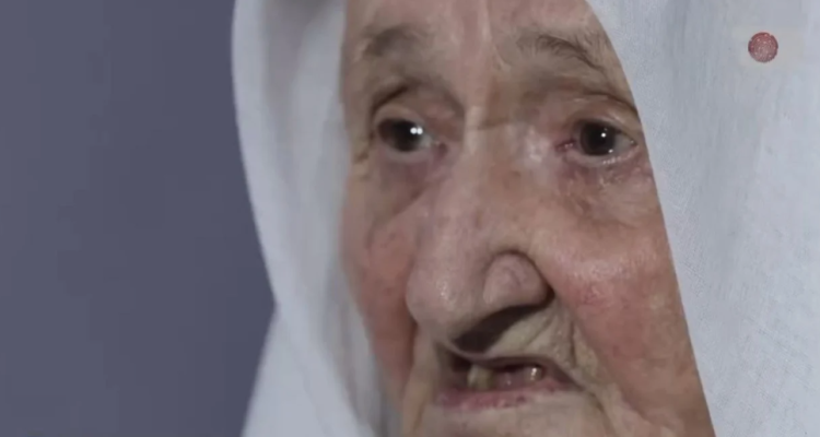 Dëshmia tronditëse për masakrat greke ndaj shqiptarëve: Burrat ishin vrarë, dy fëmijët çam vdiqën në duart e nënës që mbahej peng nga forcat zerviste (VIDEO)