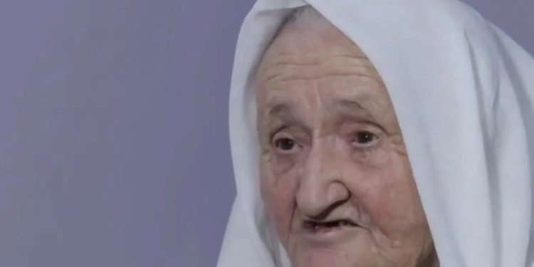 Masakrat greke ndaj çamëve, rrëfimi i prekës i gruas: Nëna futi foshnjën e gjallë në grop t’i shpëtonte torturave zerviste (VIDEO)