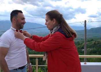 “Vdeksha unë për papionin tënd”, Kumbaro inaguron në Libohovë një bujtinë të re: Djali i rikthyer nga Gjermania e bëri një vatër mikpritje (VIDEO)
