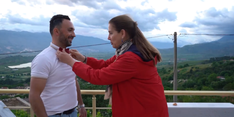 “Vdeksha unë për papionin tënd”, Kumbaro inaguron në Libohovë një bujtinë të re: Djali i rikthyer nga Gjermania e bëri një vatër mikpritje (VIDEO)