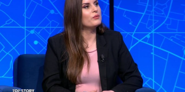 Tragjedia në Buna, flet gazetarja: 9-vjeçaren po e përcillnin shokët e babait, nuk kishte familjarë